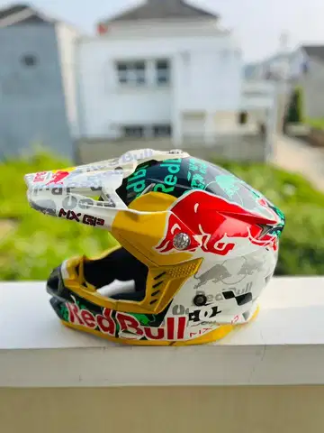 Helm best sale cross redbull