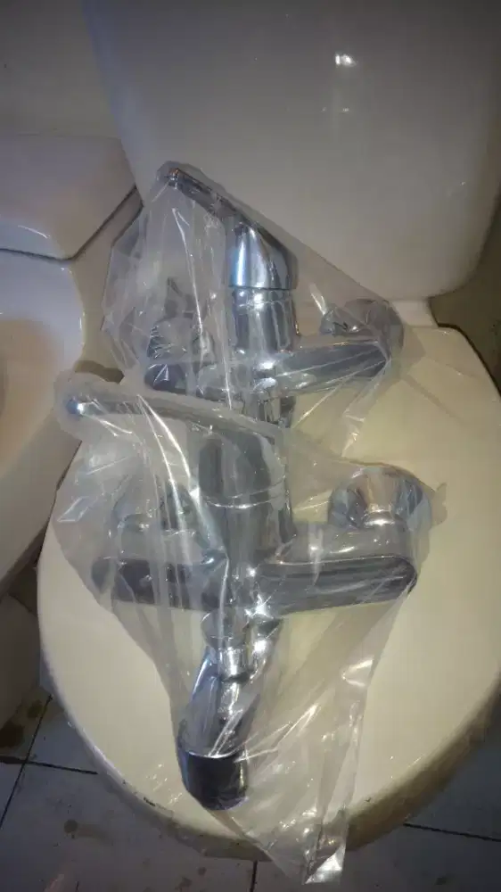 Kran bath tub panas dingin model handle merk TOTO