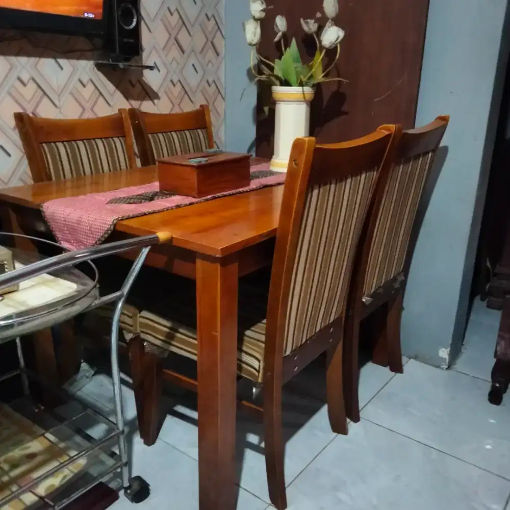 Meja makan jati 4kursi