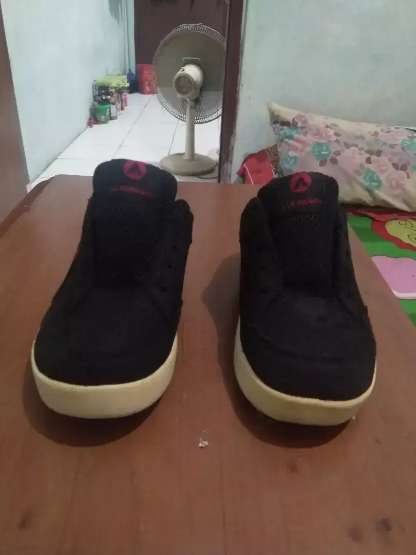 SEPATU ANAK AIRWALK BLACK EDITION ORIGINAL, BAGUS SEKALI, TERAWAT.