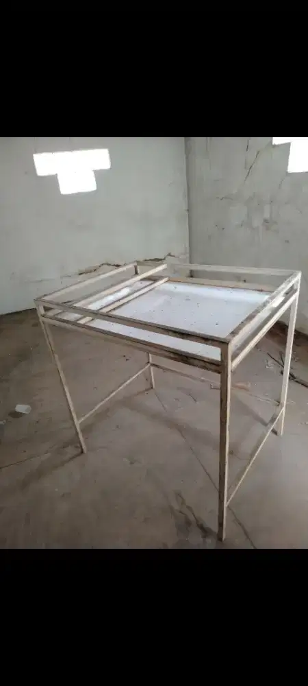 Meja sudah di cat kinclong (Bandung)