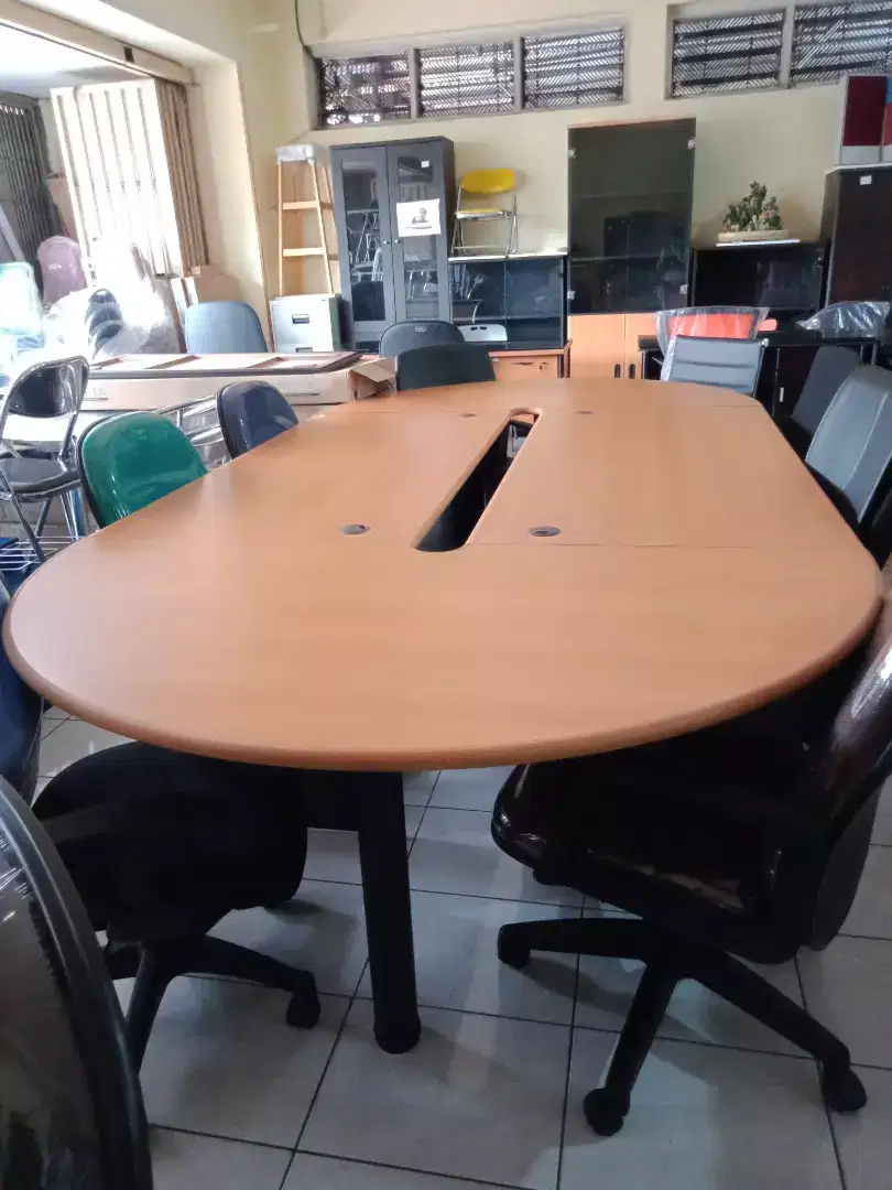 MEJA BUNDAR UNTUK RAPAT KERJA ATAU MEETING