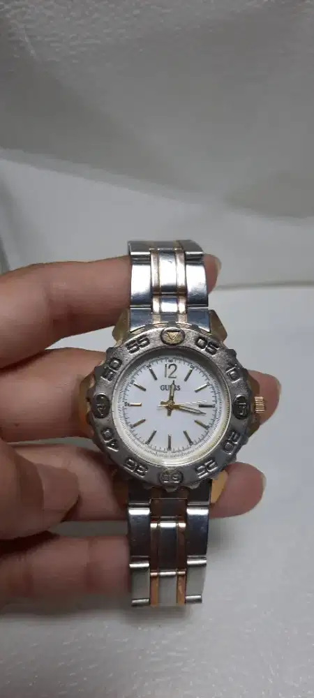 Jam tangan wanita Guess