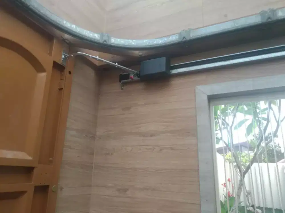 Mesin pintu garasi otomatis jerman