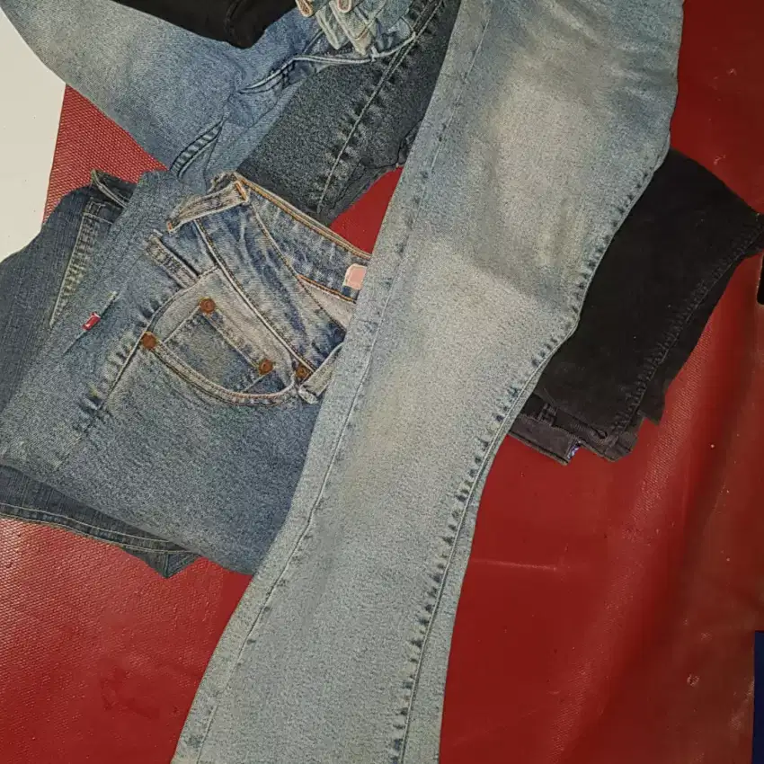 Di jual celana jeans preloved cewe ada 8,dan 1 jaket levis