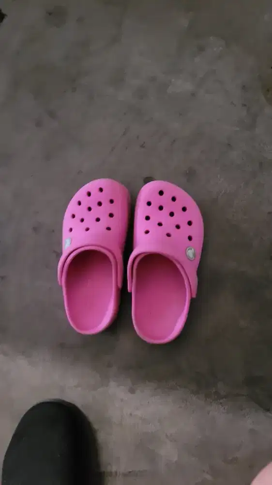 Sandal merk online crocs