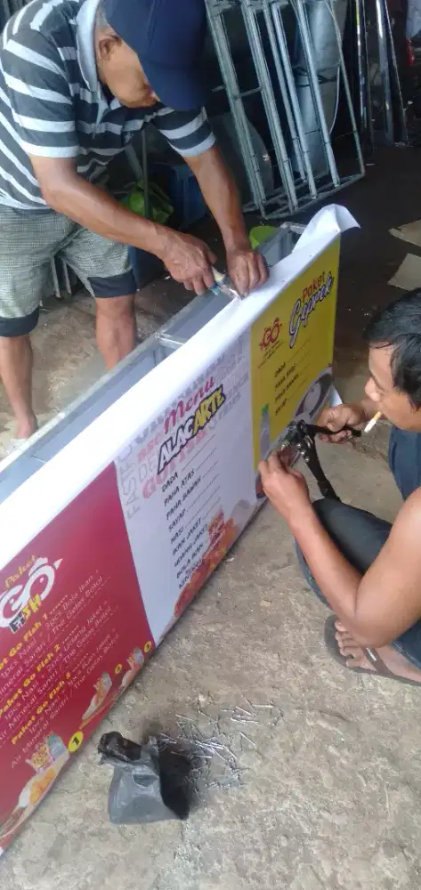 Neon box dan papan nama