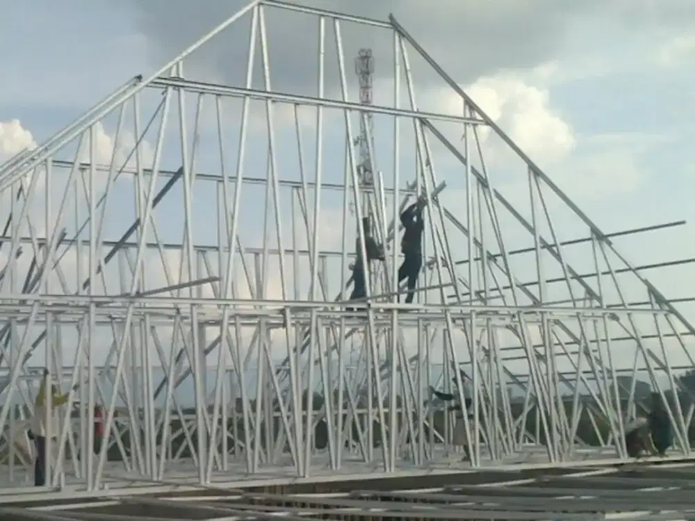 Rangka atap baja ringan