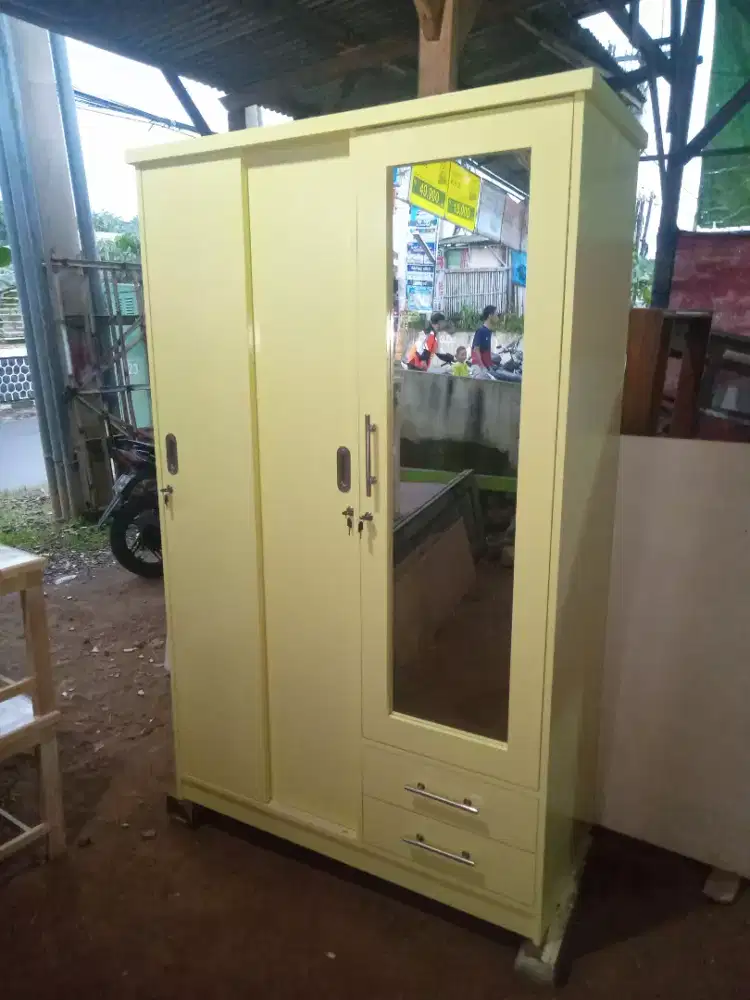Lemari pintu sleding