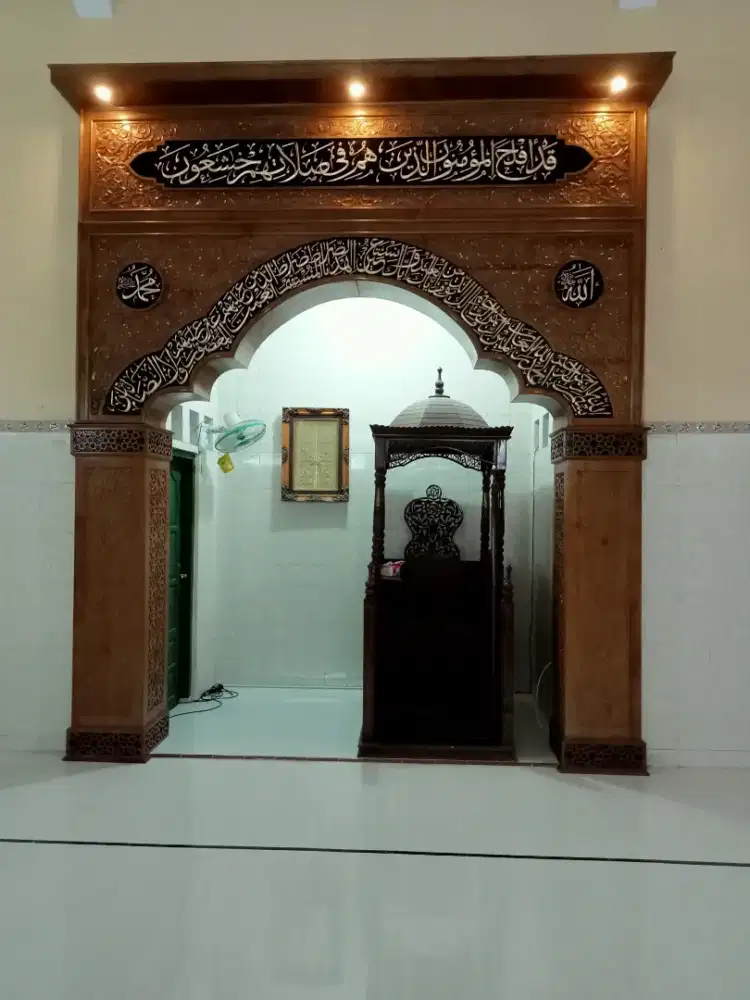 MIHROB MASJID UKIR ORNAMEN KALIGRAFI MATERIAL DARI KAYU JATI PERHUTANI