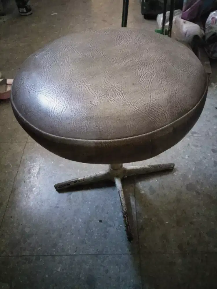 Kursi bundar bahan besi tebal