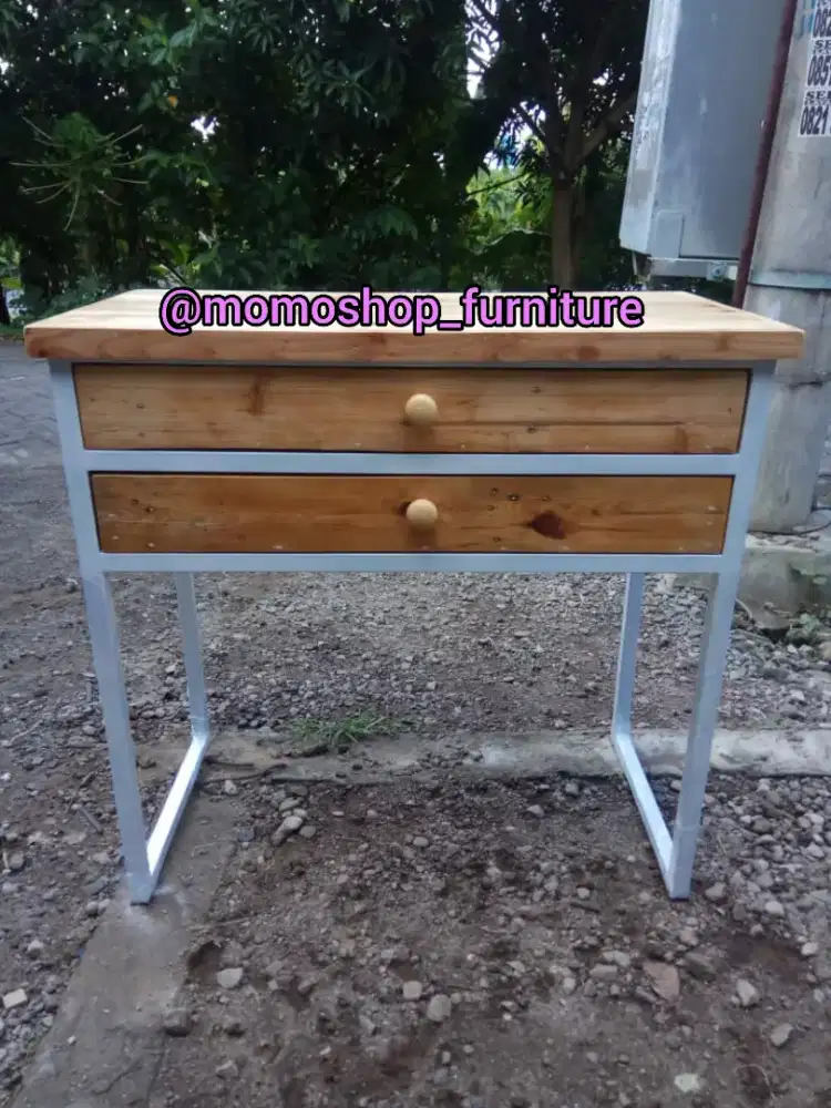 Meja dengan 2 laci