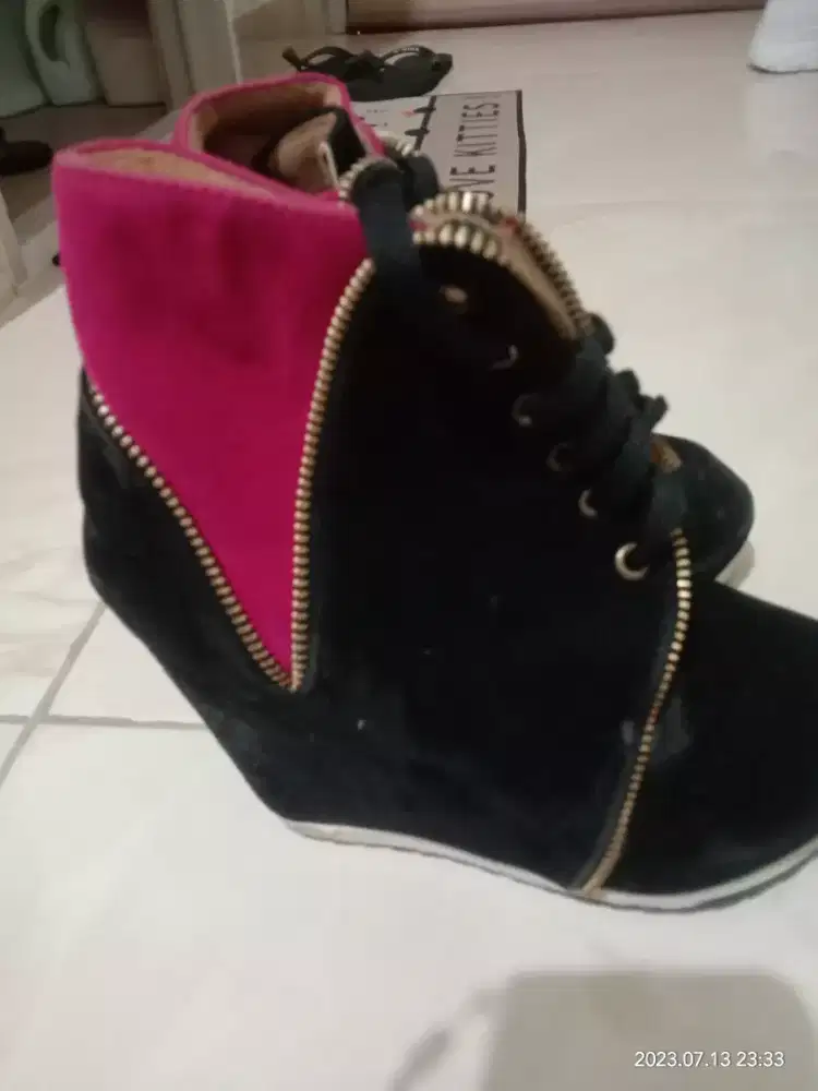 sepatu boot hak tinggi