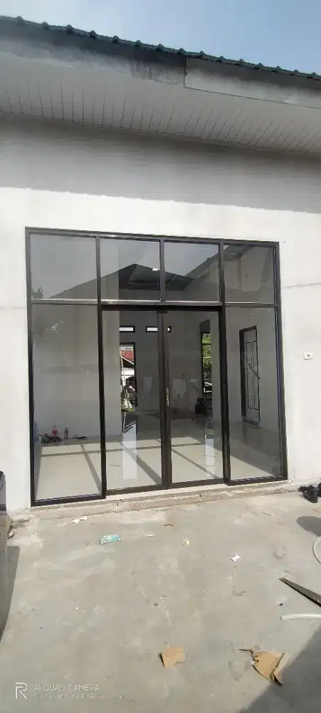 Sekat ruangan bahan alumunium dan kaca