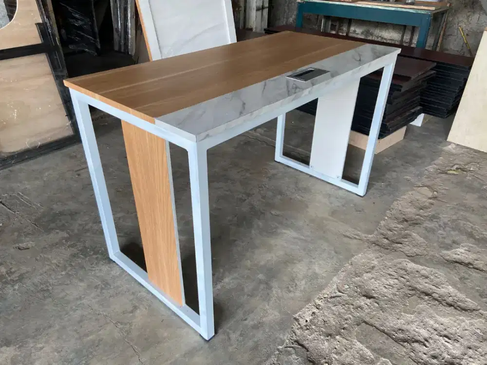 Meja kerja / meja kantor / meja workstation