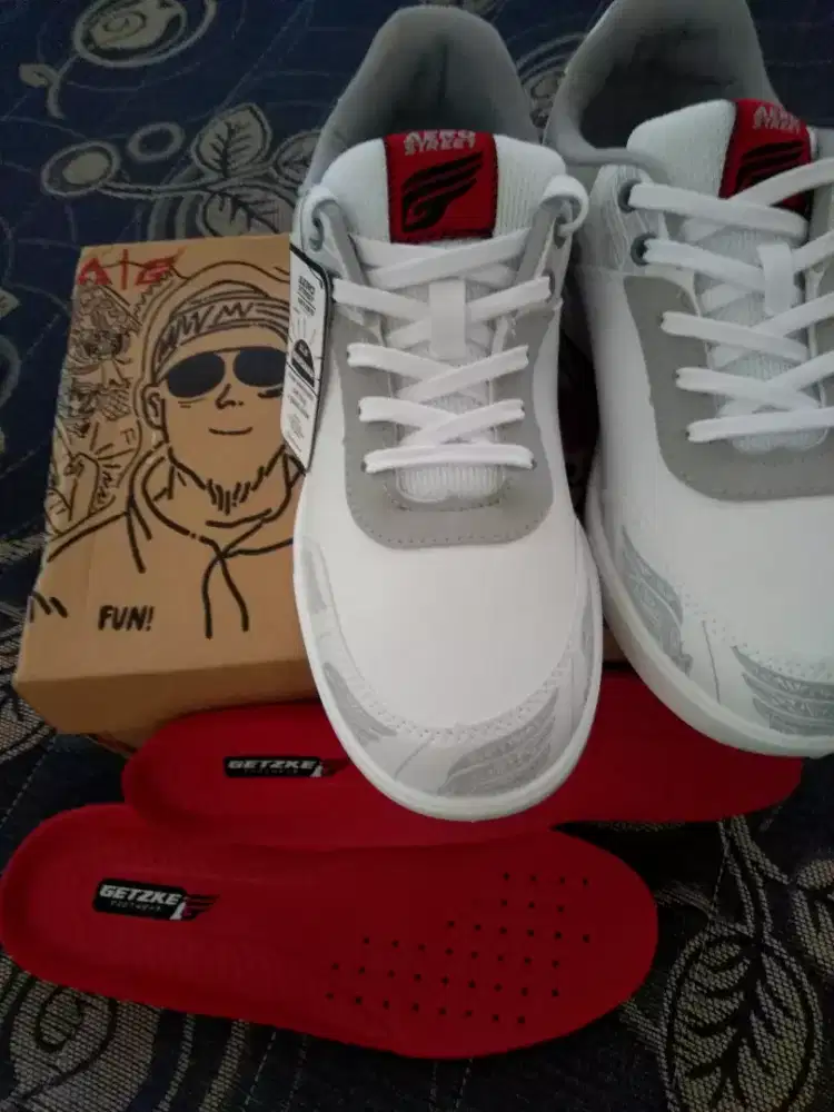 Sepatu Colaboration X Limited Edition