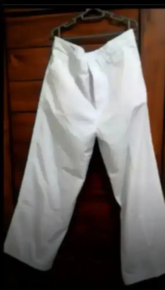 Celana putih cowo laeperti baru dan bersih