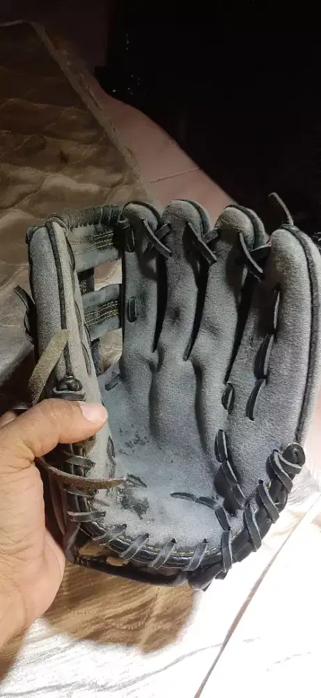 Glove baseball second