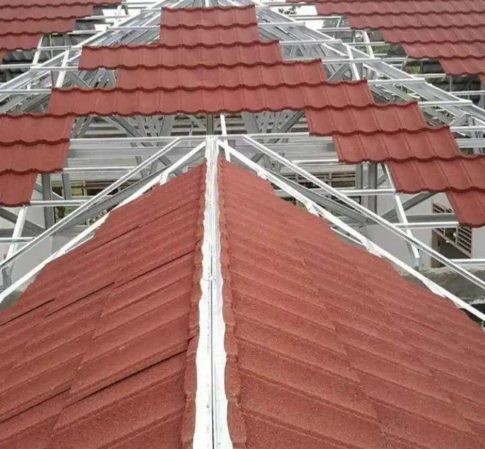 Bajaringan terpasang dan atap genteng metal pasiran