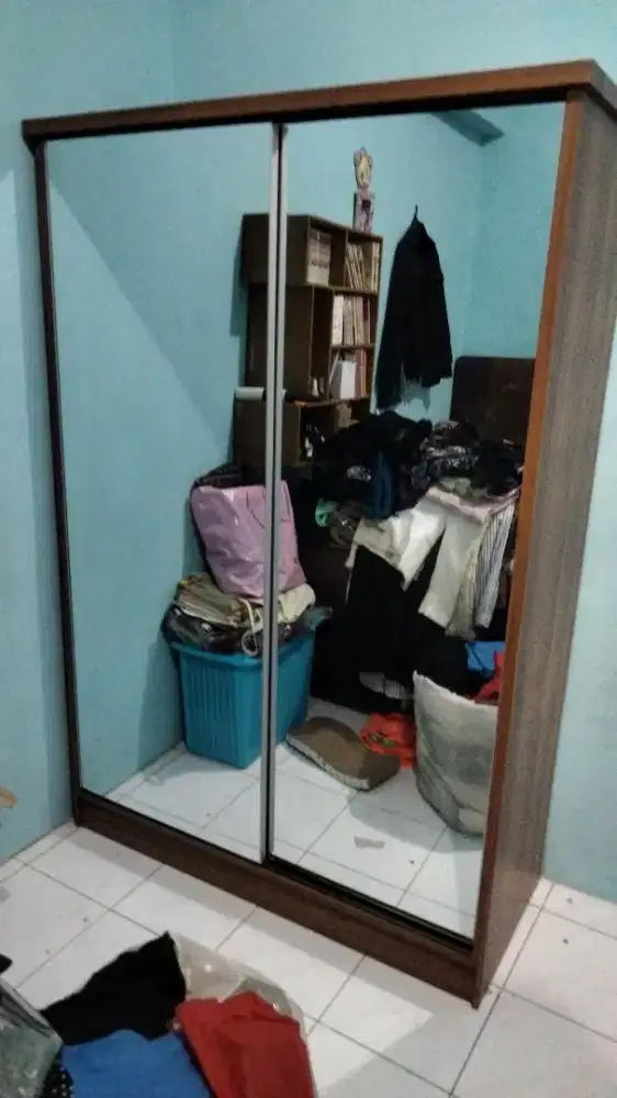 Lemari sled 2 pintu warna coklat serat jati