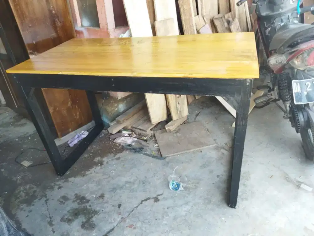 Meja panjang serbaguna