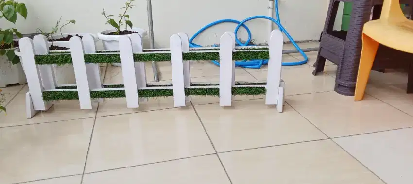 Pagar kecil dari kayu biasa buat hiasan butik