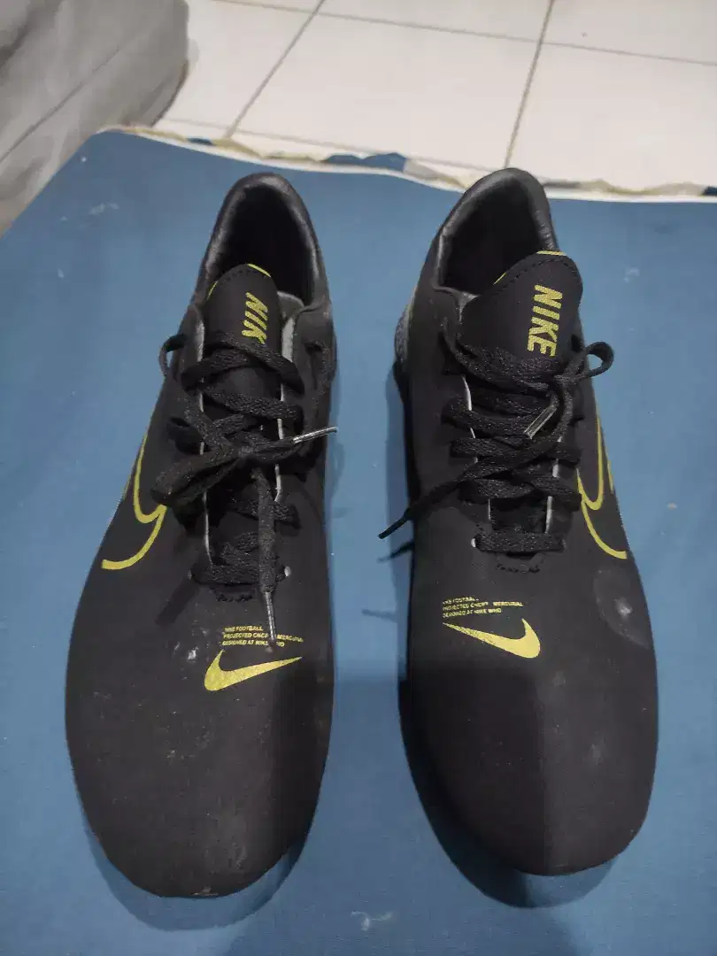 Sepatu olahraga hitam nike