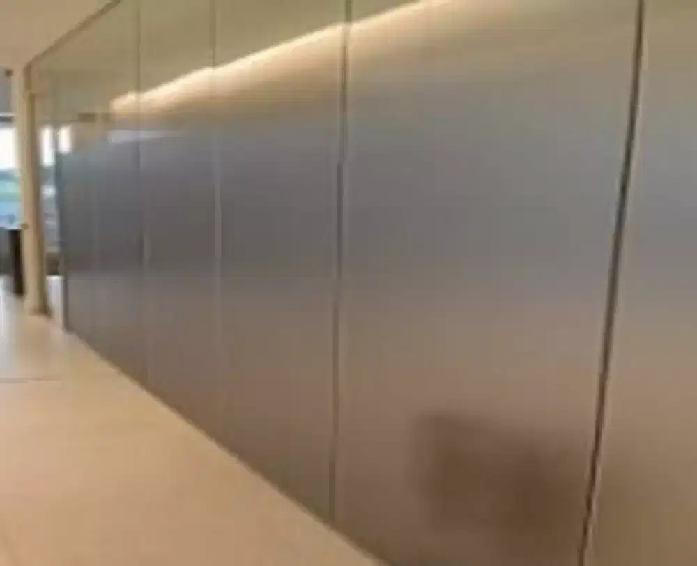 Ruang kantor privat berikan stiker sanblas dan kaca film
