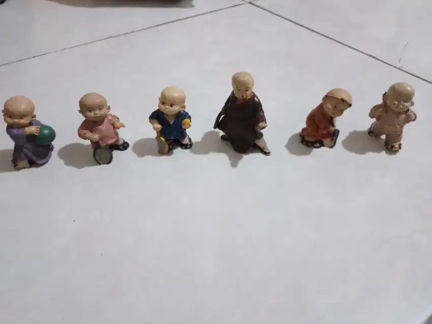 Patung anak kecil botak,ada 6pcs,bahan keramik campuran,L4cm P8cm,nego