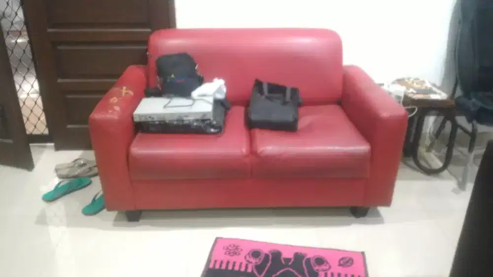Kursi sofa warna merah edition