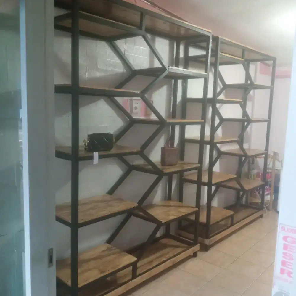 Rak besi pajangan minimalis ruang tamu