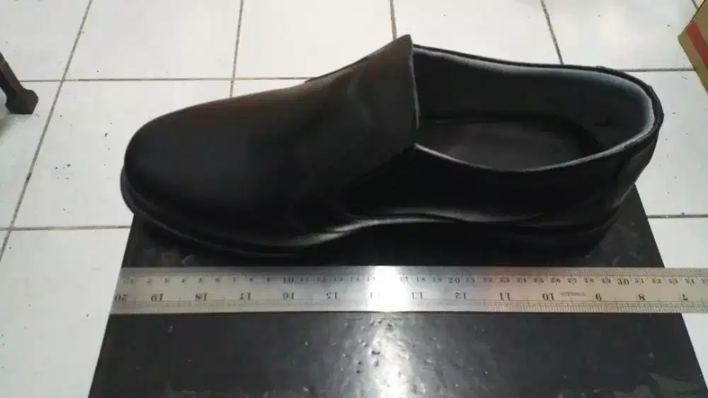 Sepatu kulit asli bikinan tangan sendiri.