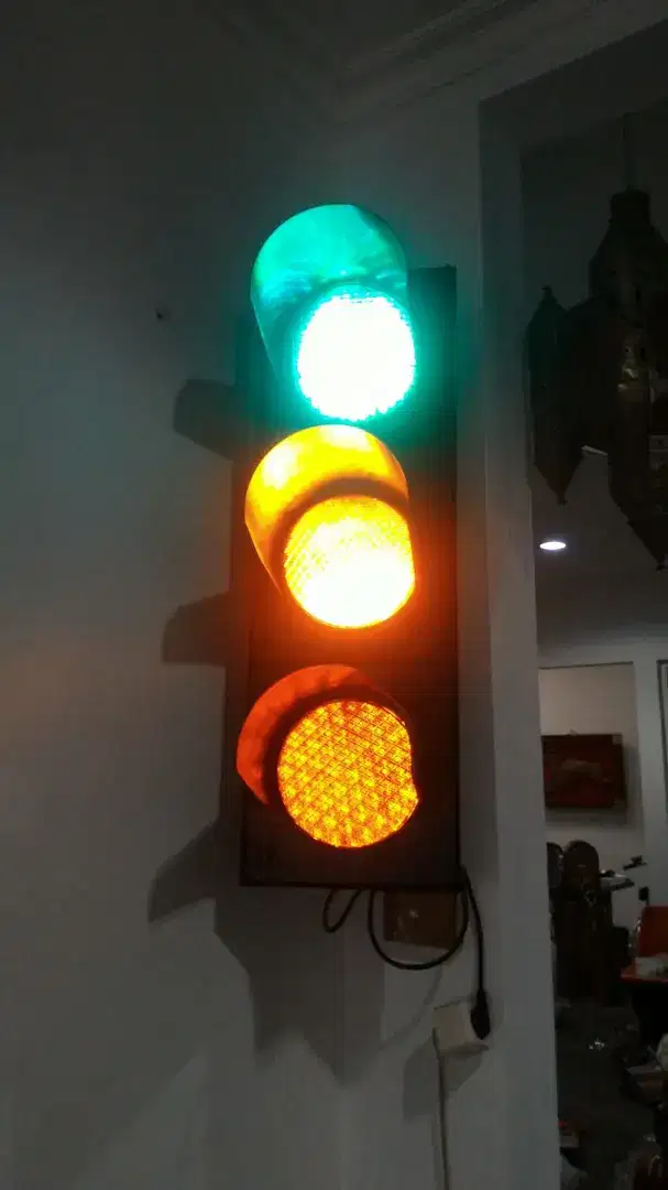 Lampu merah lalu lintas nyala pakai listrik (skala 1:1)