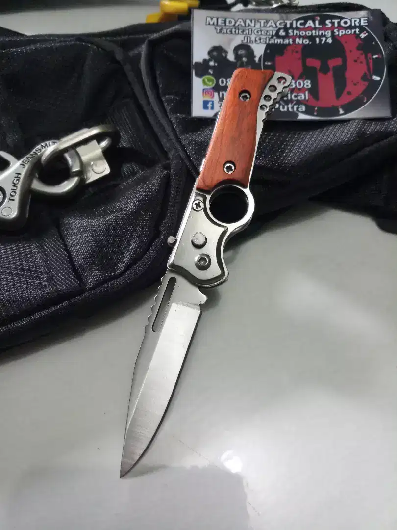 Pisau Lipat Outdoor Auto Kecil Senter Grip Kayu (MEDAN TACTICAL STORE)