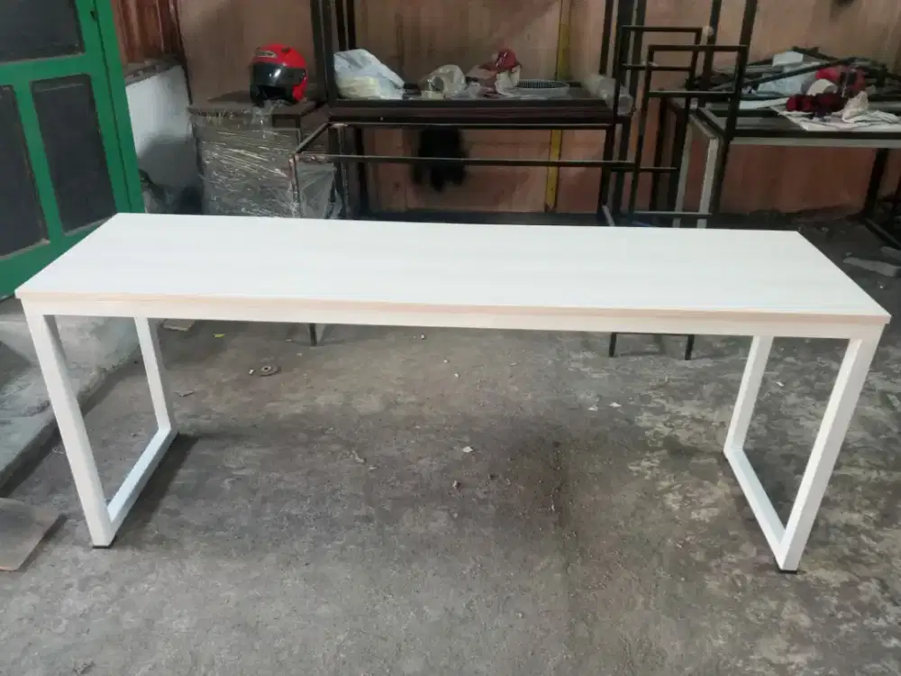 Meja kerja kantor