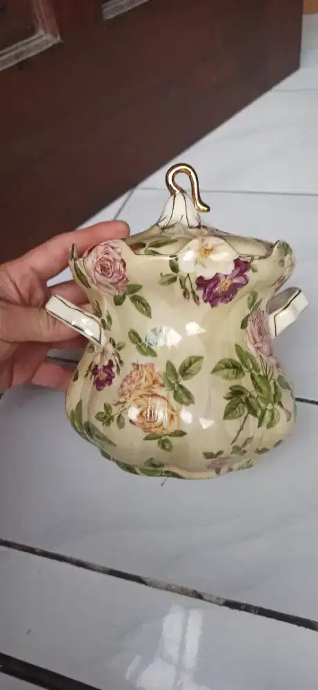 Tempat keramik antik