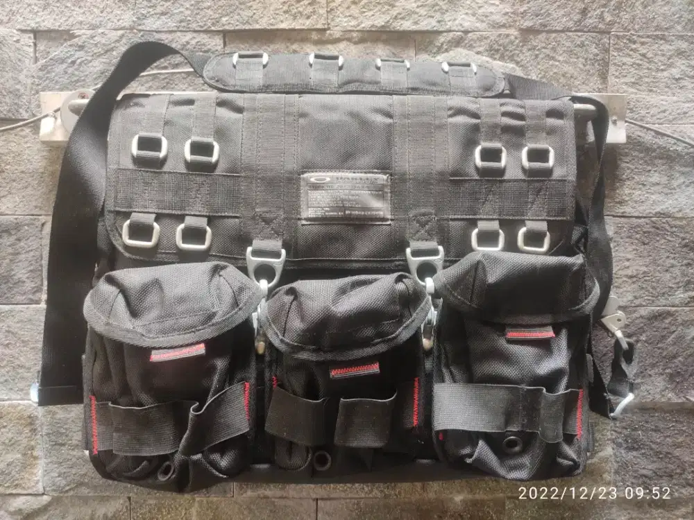 Oakley AP Messenger field gear pack