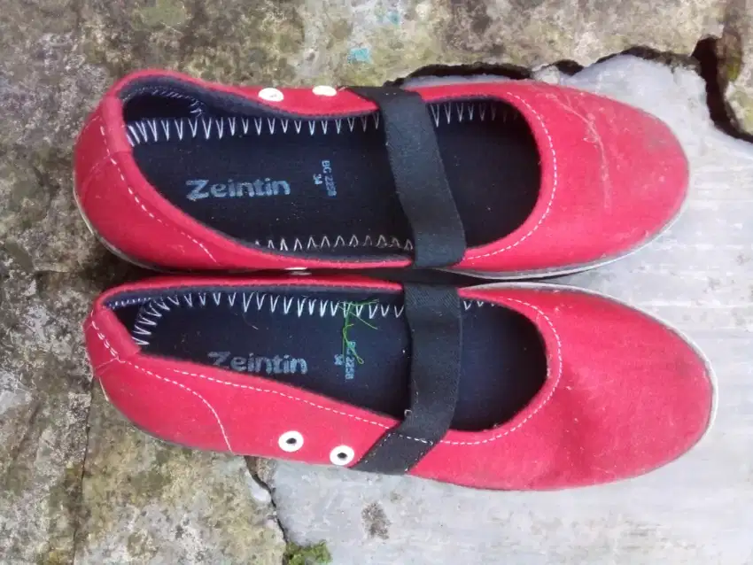 Sepatu yang berwarna merah tua ukuran 37