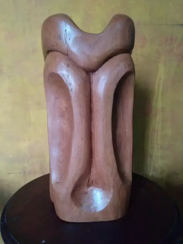 Karya pahat bertema: Termenung, hiasan ruang tamu atau di ruang kerja