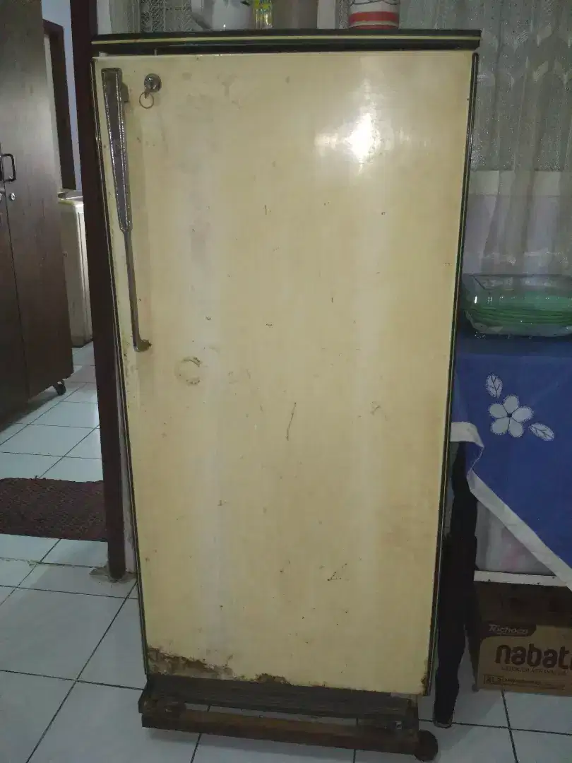Lemari es Frigidaire built up
