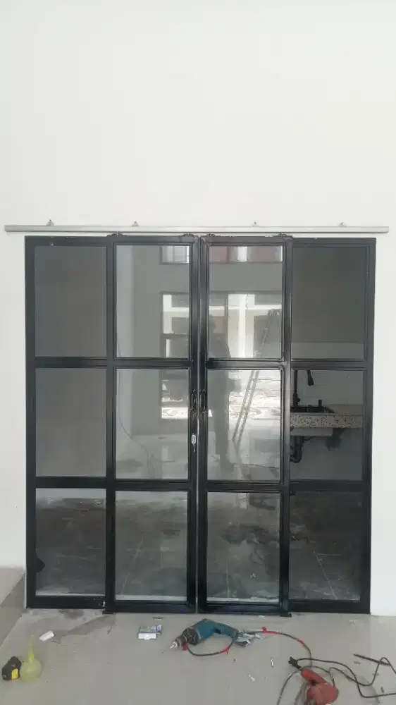 Pintu seding kaca besi