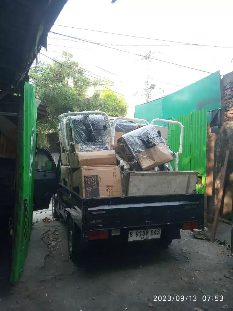 Mobil angkutan pindahan kost kosan  menggunakan pickup losbak