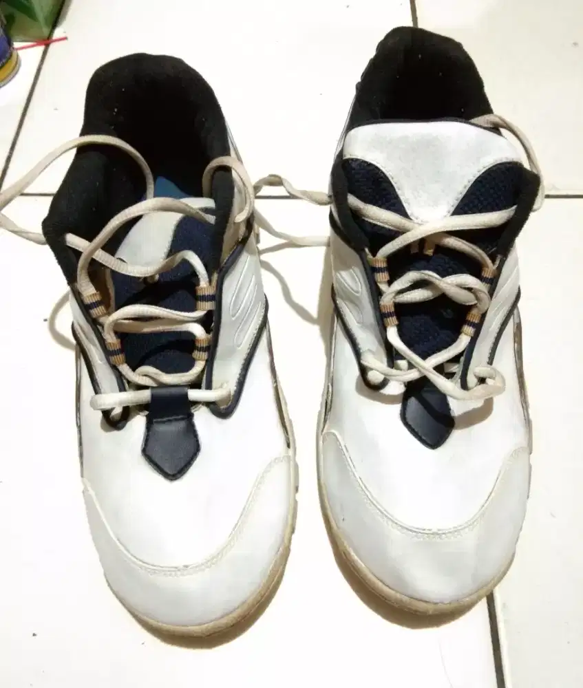 Sepatu touring,  marathon merk Marathon no 43,  ringan dan kuat.