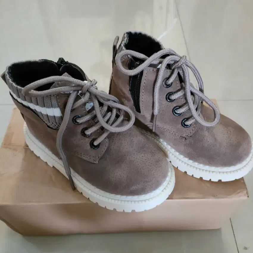 Sepatu Boat Anak Laki-Laki No 24 ( bonus 2 sepatu preloved )
