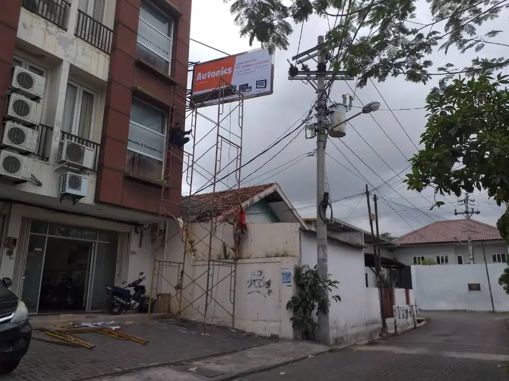 Plang Nama dan Neon Box Konstruksi Besi