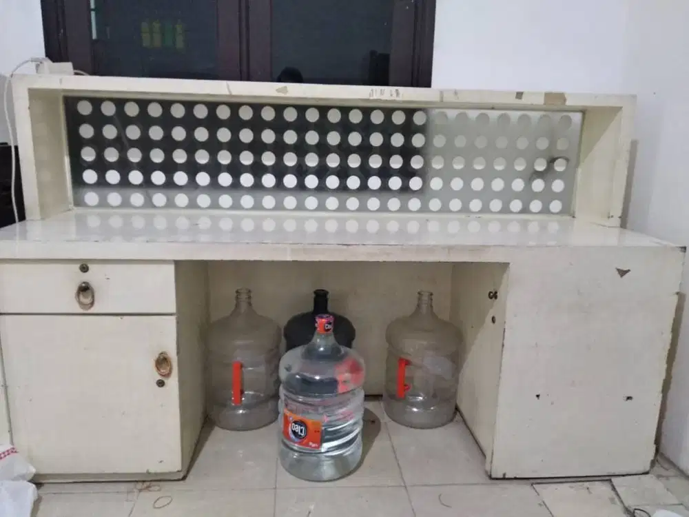 Meja kantor resepsionis