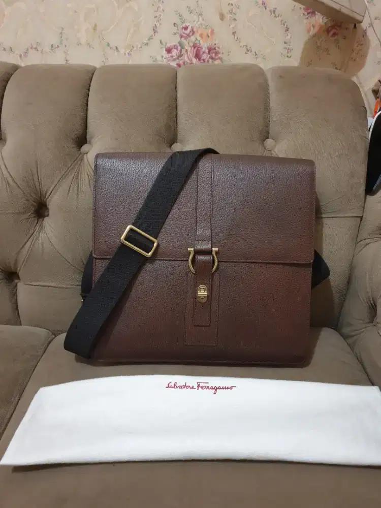 Like new thentic tas selempang .messenger salvatore ferragamo