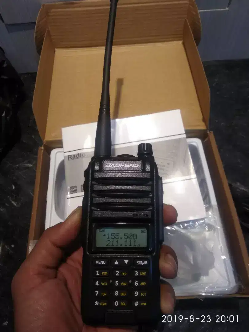 Di jual ht handie talkie baofeng bf- tc 70 trie band uhf vhf