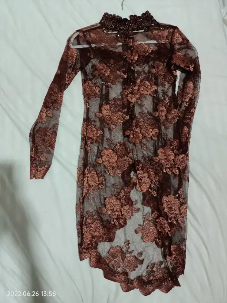Kebaya brokat coklat