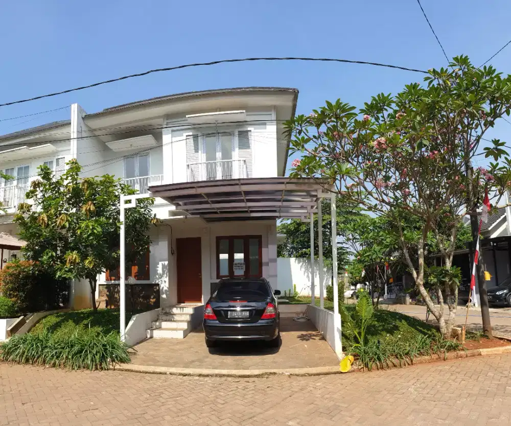 Sewa Rumah Hoek Baru Halaman Luas & Asri